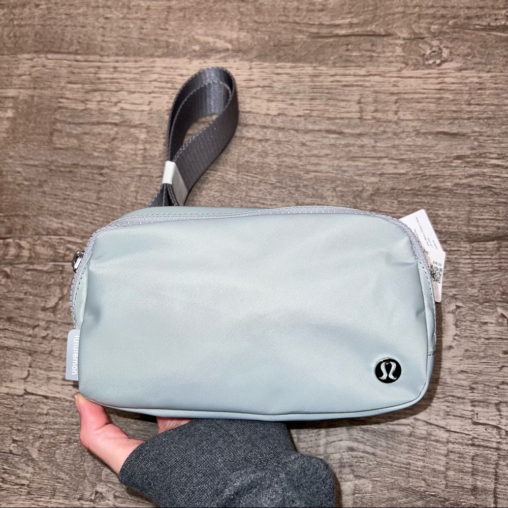 🍋NWT Lululemon Everywhere Belt Bag Silver Drop SILD